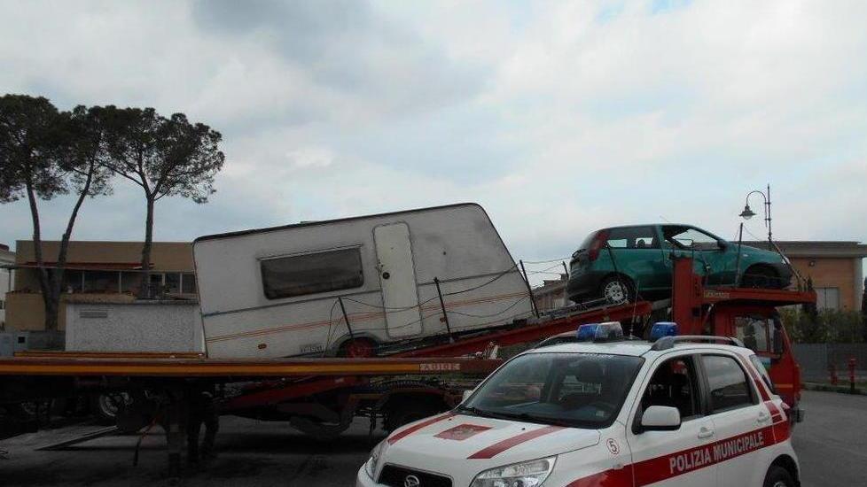 Recuperati dai vigili auto e scooter rubati