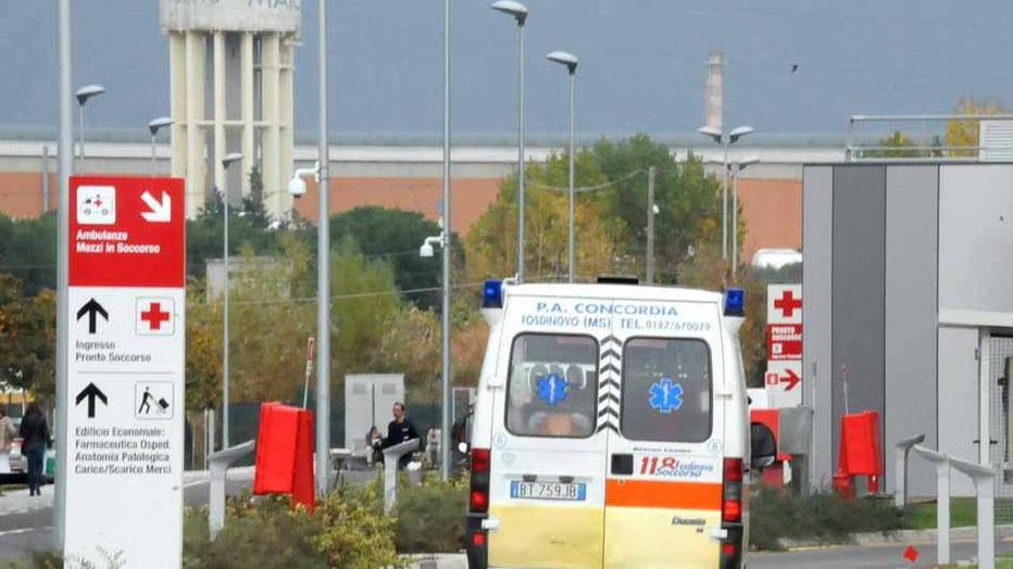 Cade dai gradini dell’ambulatorio e si frattura le gambe