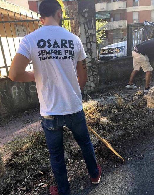 Attivisti di Casapound lavorano di ramazza