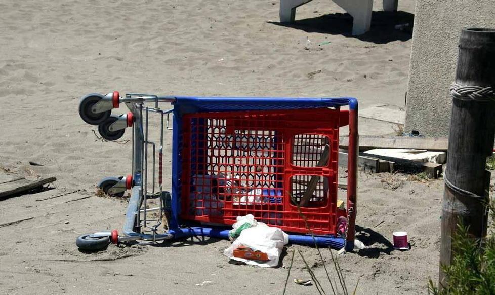 Spiaggia libera, puliscono i surfisti 