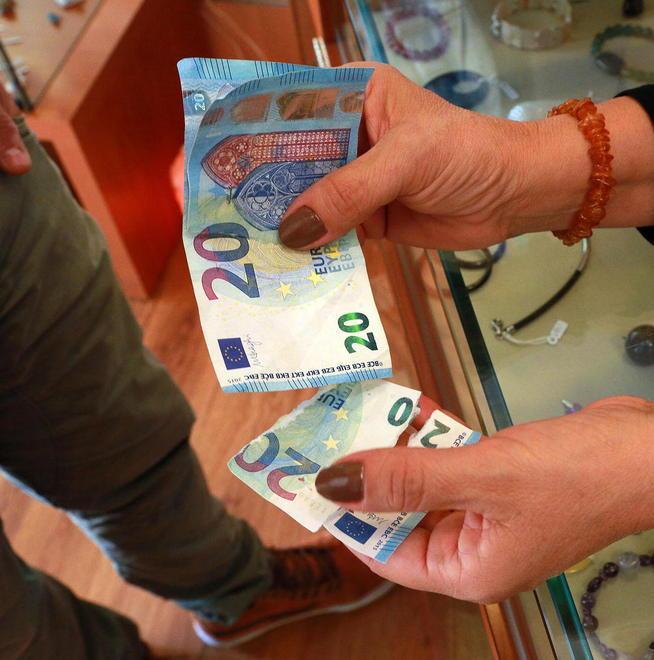 Soldi falsi per pagare: due arrestati 