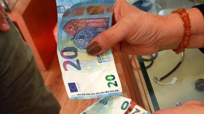 Soldi falsi per pagare: due arrestati