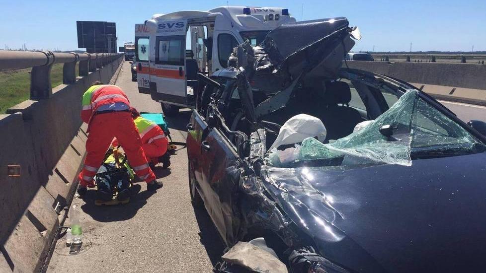 Si schianta in auto contro un furgone guasto e in sosta: due feriti
