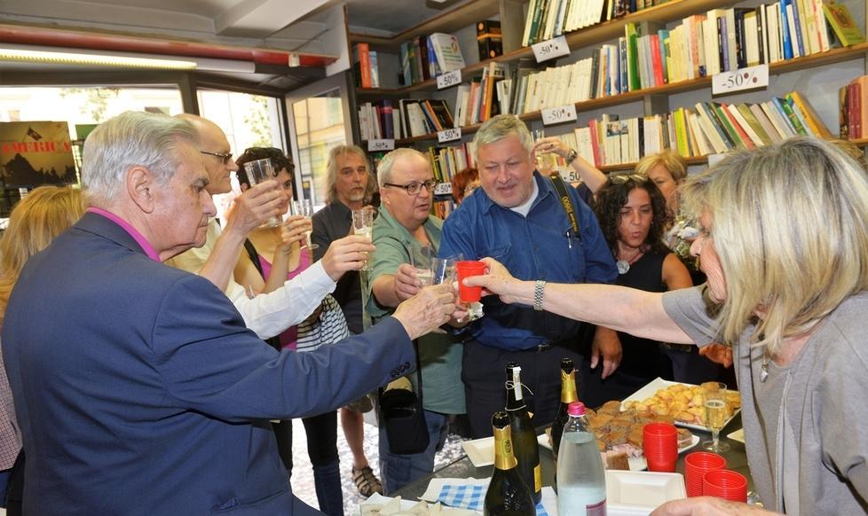 Addio alla Libreria Muratori cerimonia per la chiusura