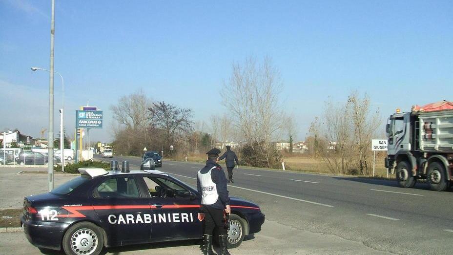 Beccato con 4 coltelli reagisce e picchia uno dei carabinieri