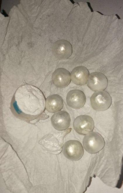 Sorpreso dalla polizia con involucri di cocaina