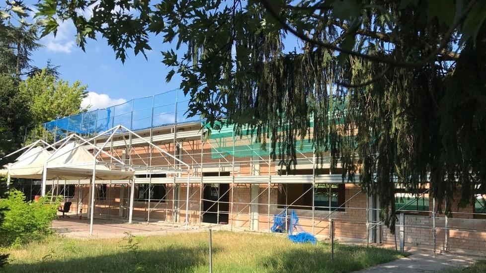 Cantiere in agosto per la palestra