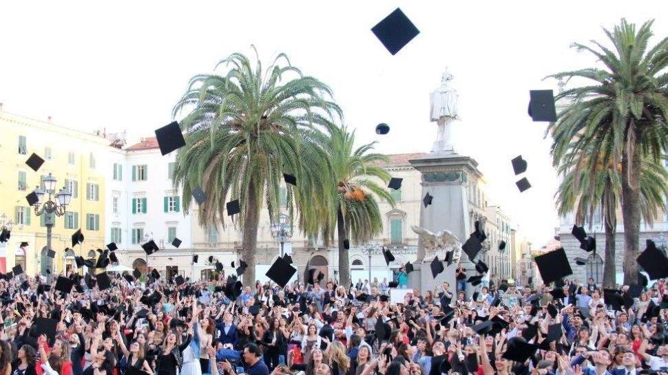 Sassari, venerdì 7 luglio 700 studenti si laureano in piazza d'Italia