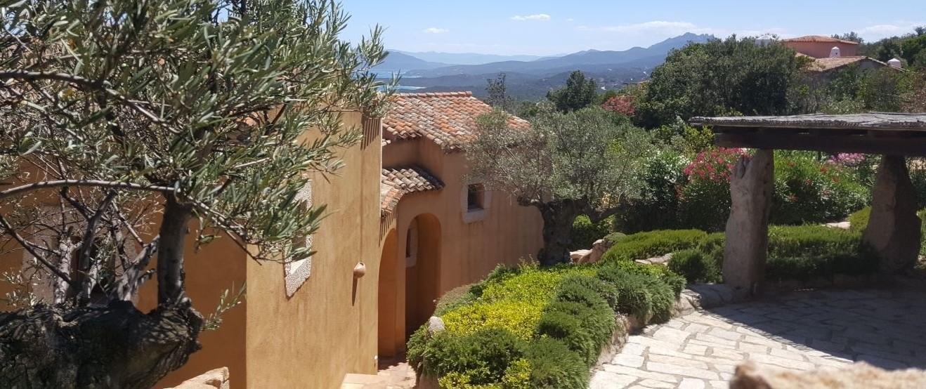 Famiglia di Rom nella villa delle vacanze di Formigoni 