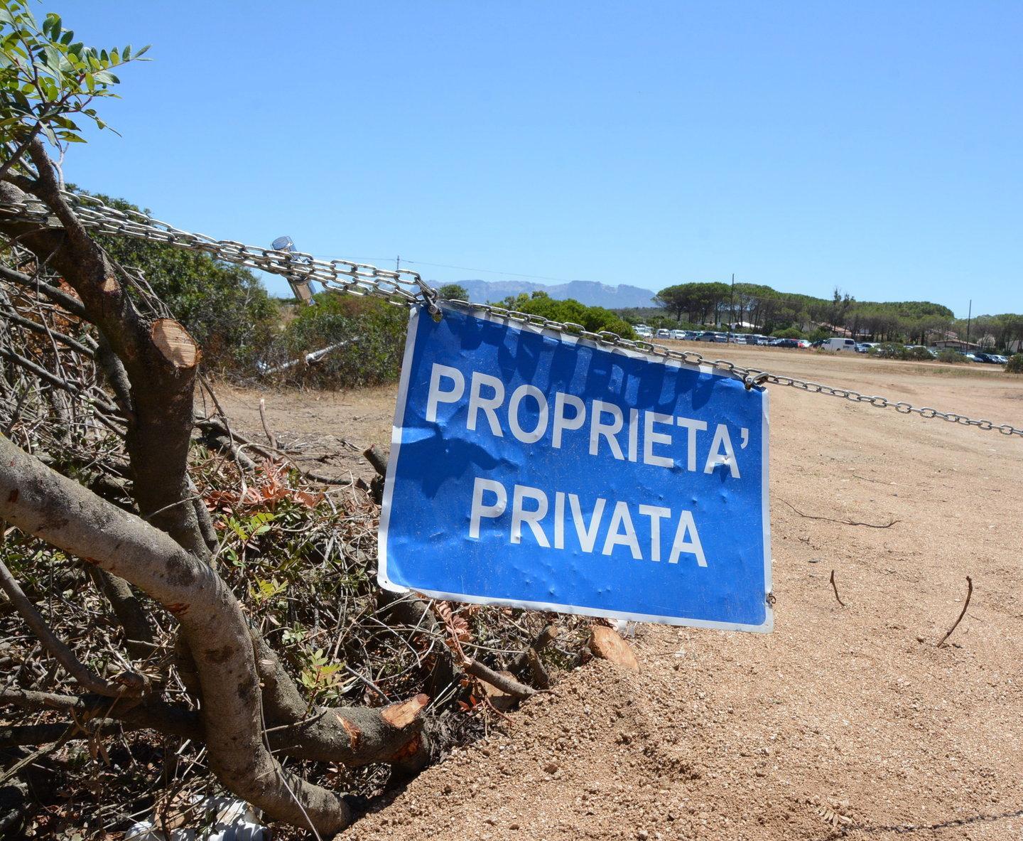 Parcheggi chiusi a Pittulongu scatta la denuncia alla Forestale 