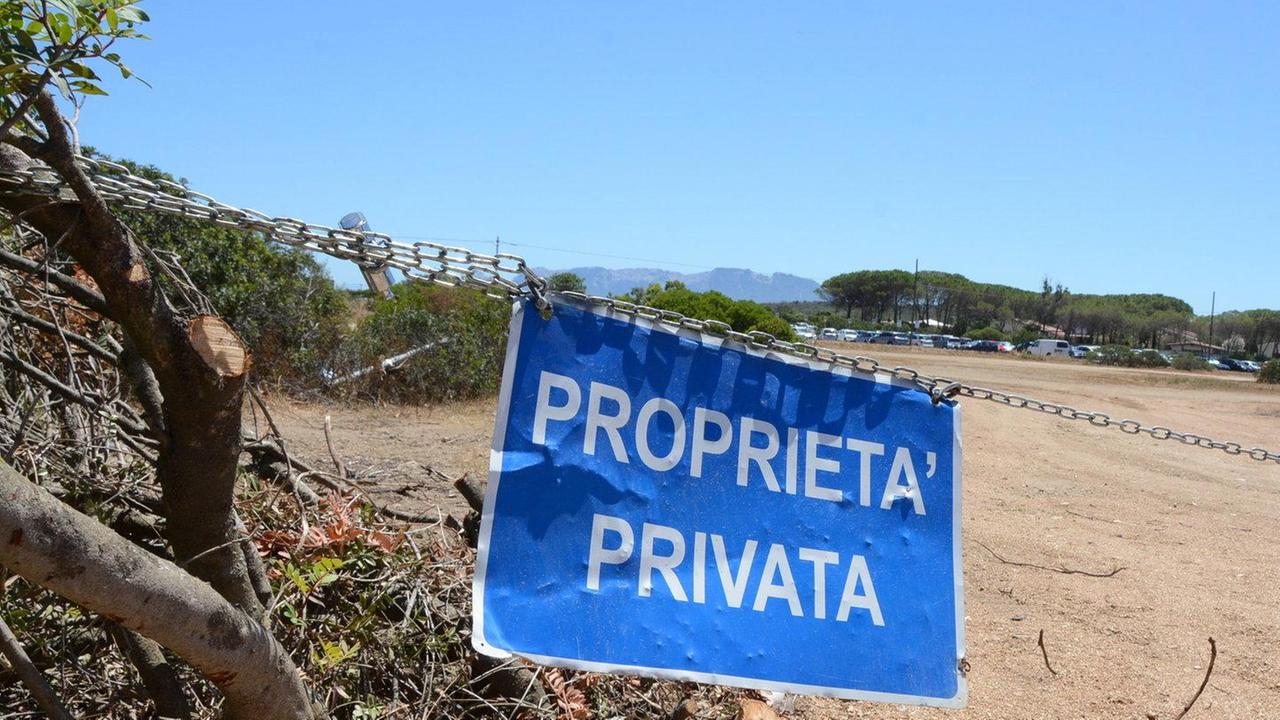 Parcheggi chiusi a Pittulongu scatta la denuncia alla Forestale