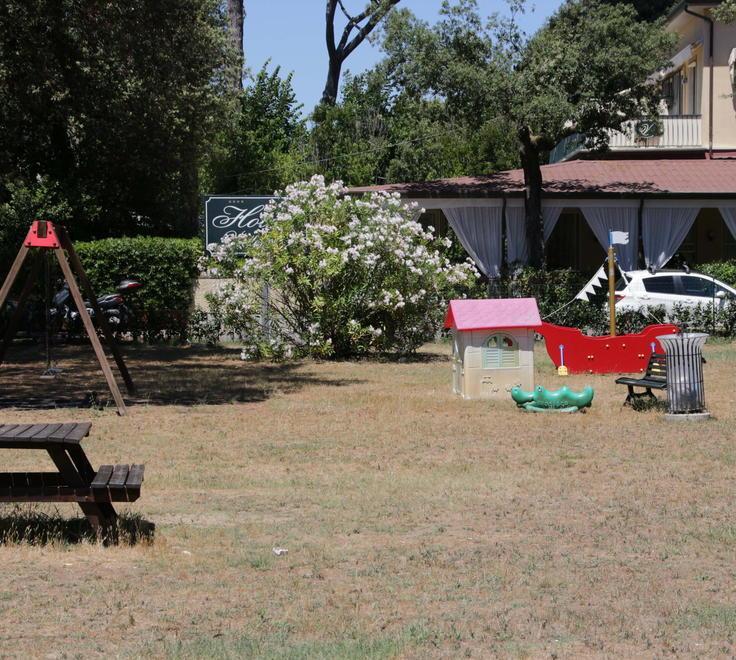Ragazzini in vacanza si trasformano in vandali 