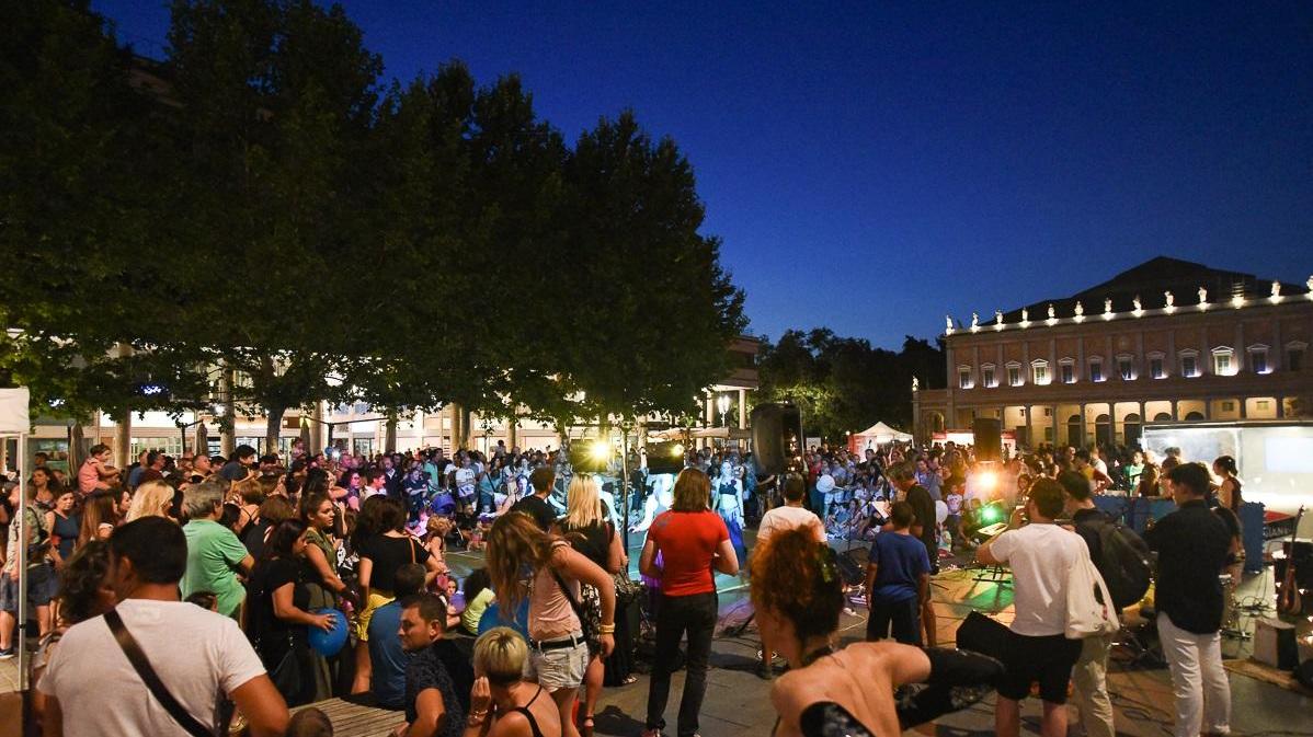 Reggio Emilia: folla in centro per il Mercoledì Rosa