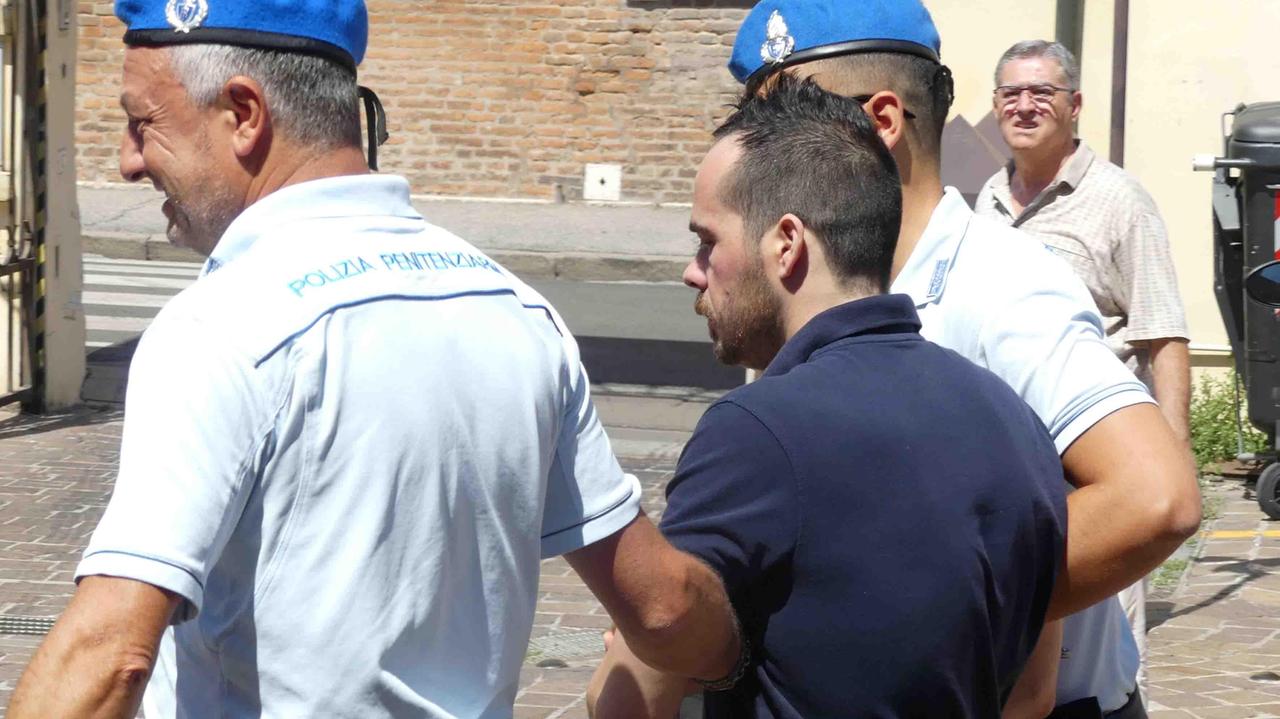 Simone Bertocchi portato via dagli agenti penitenziari dopo la sentenza