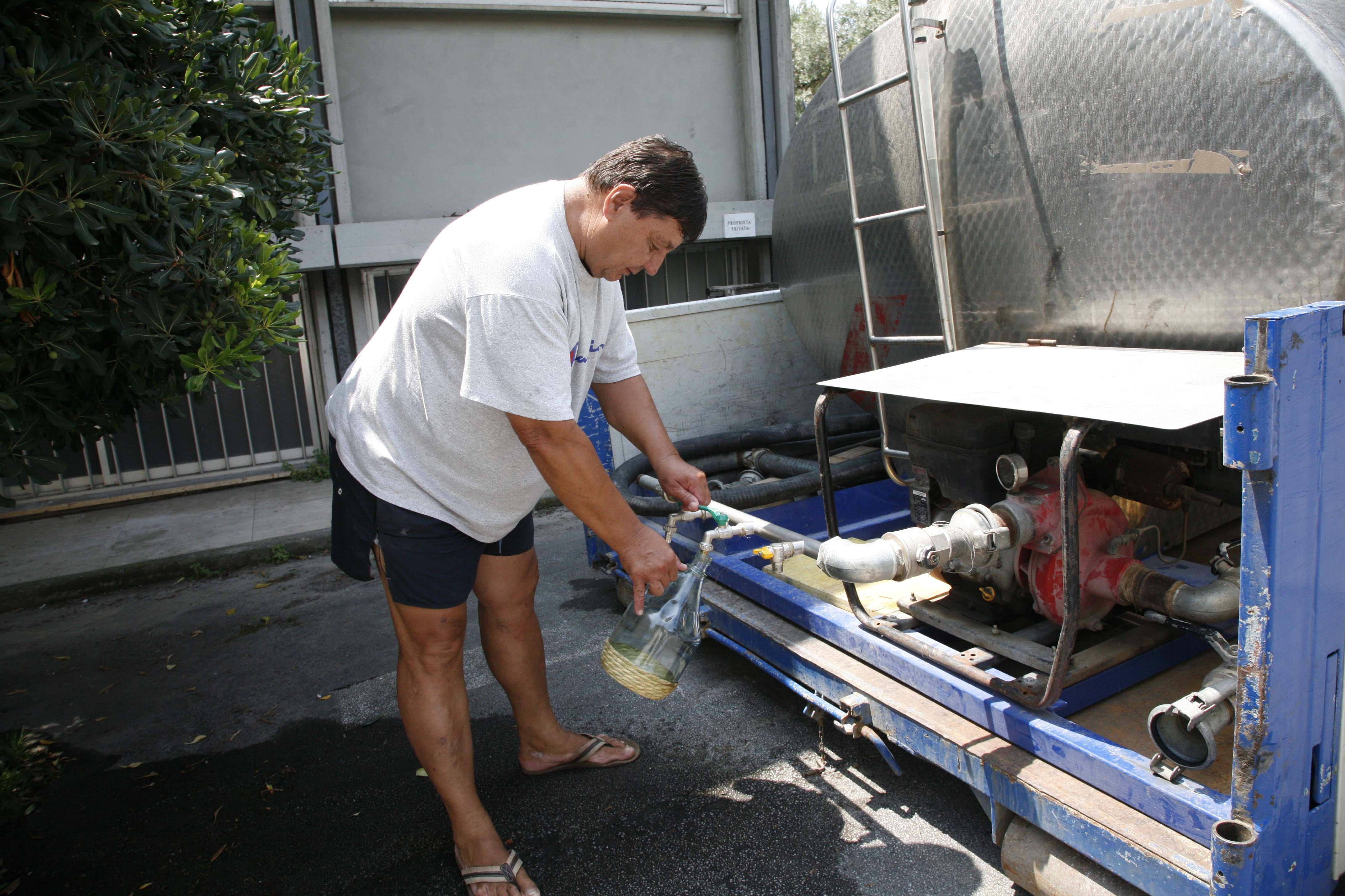 Lavori all'acquedotto, autobotti a Chiesina Uzzanese