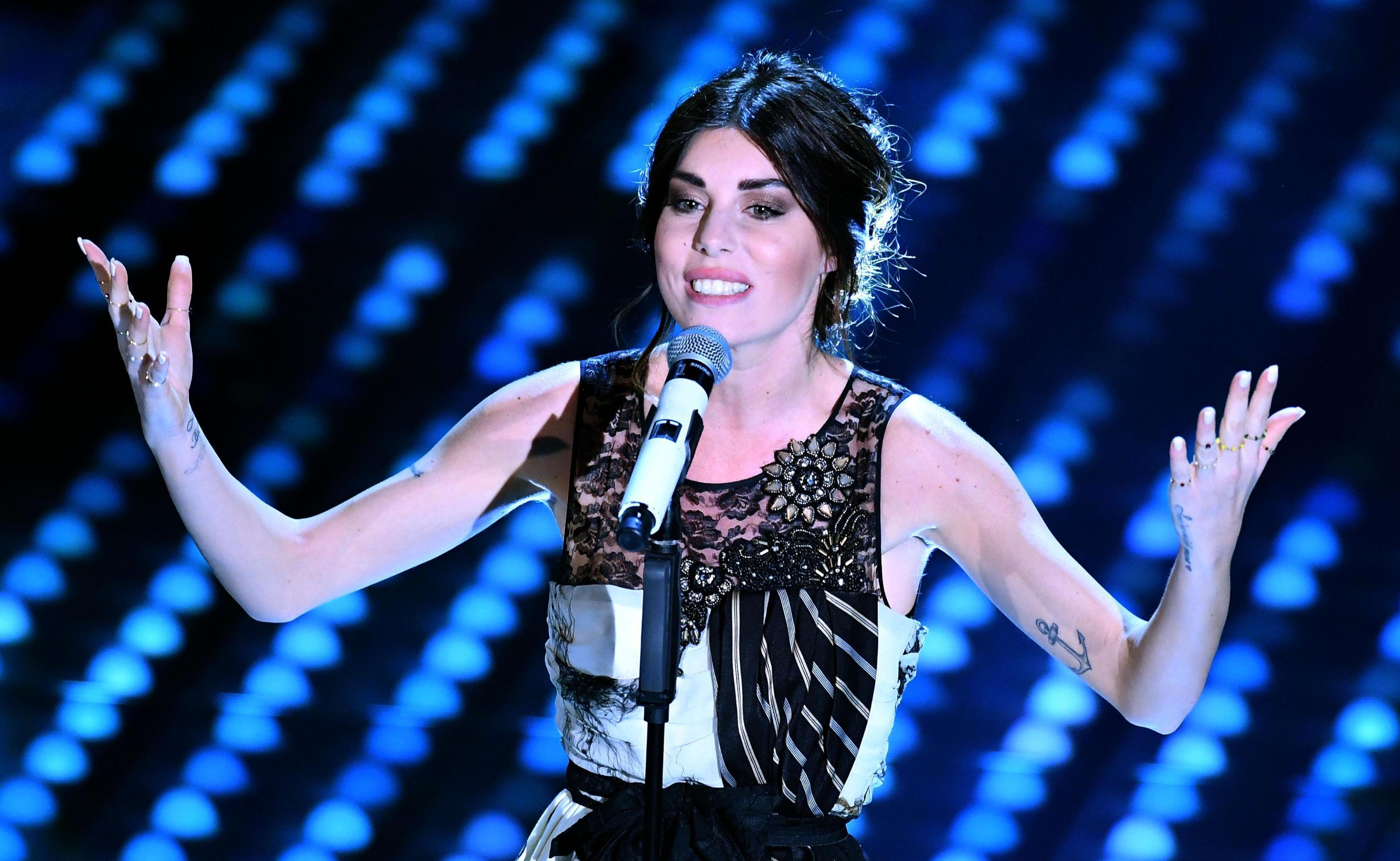 La cantante Bianca Atzei durante uno spettacolo