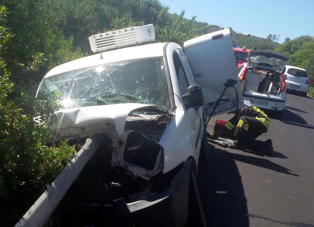 Un insetto lo punge a un occhio, sbanda e finisce contro il guard rail: è vivo per miracolo 