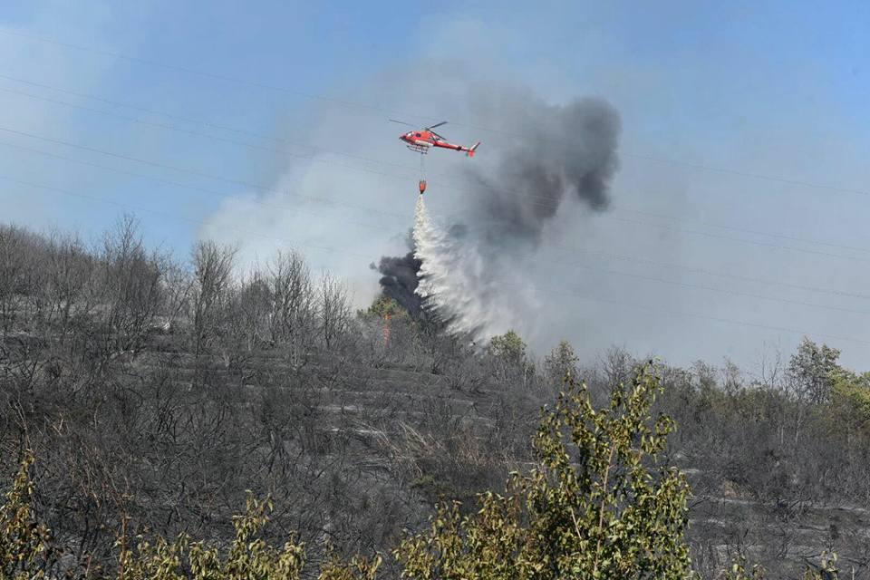 L'elicottero in azione a Balbano (foto Sernacchioli)