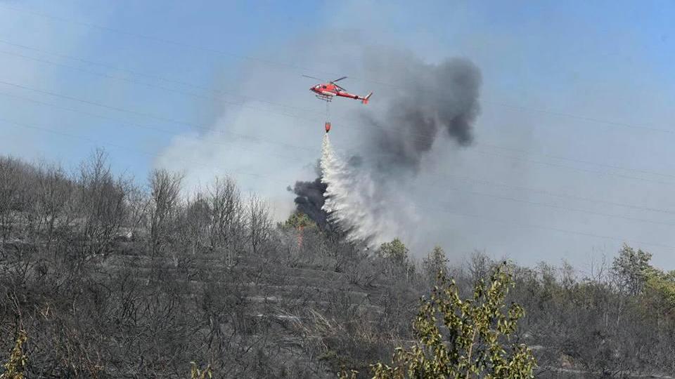 L'elicottero in azione a Balbano (foto Sernacchioli)