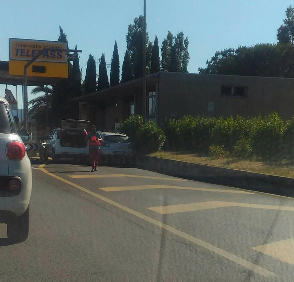 Il singolare incidente al casello di Prato Ovest (Foto  Pratesi)