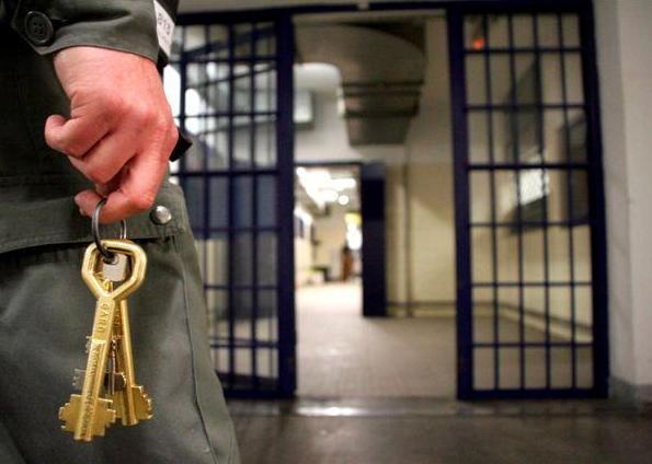 Favori al camorrista, arrestata un’insegnante 