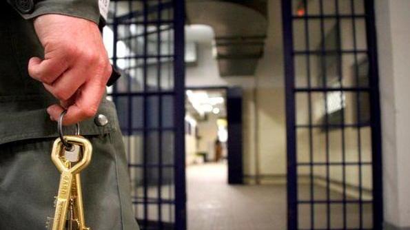 Favori al camorrista, arrestata un’insegnante