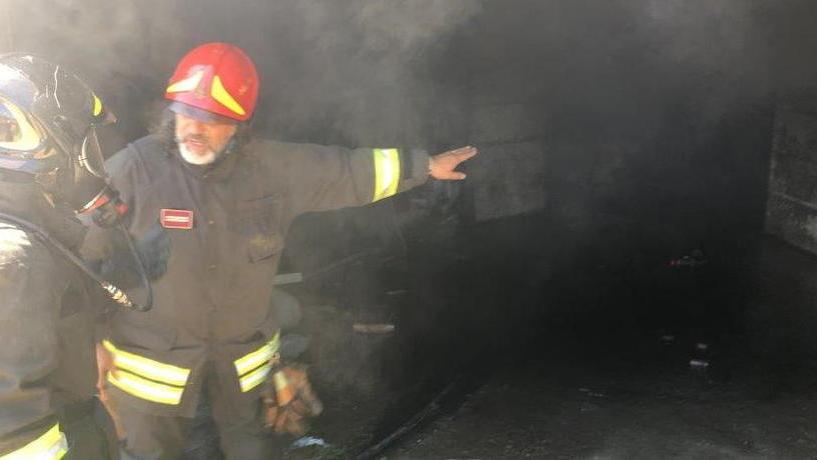Scoppia incendio in cantina, bloccato il centro del paese