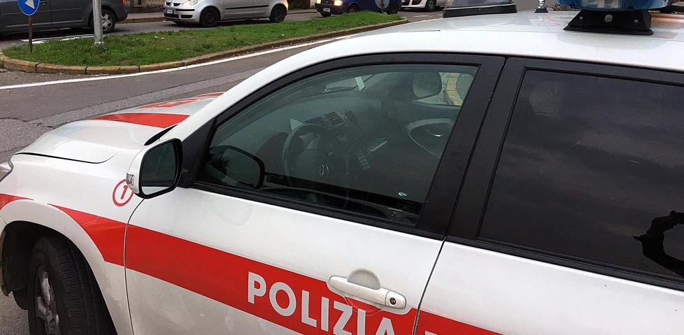 Causa un incidente e fugge, denunciato non era assicurato 