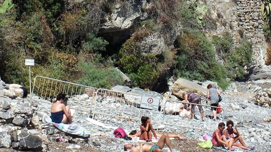 Rischio frana , spiaggia in parte transennata