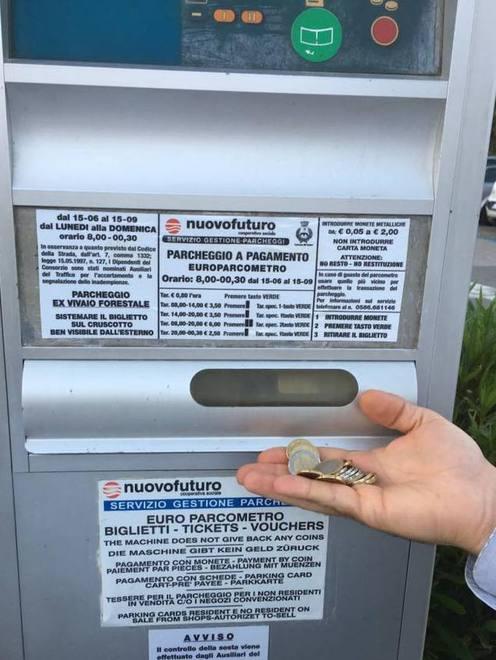 Mette 2 euro nel parcometro la gettoniera ne restituisce 16 