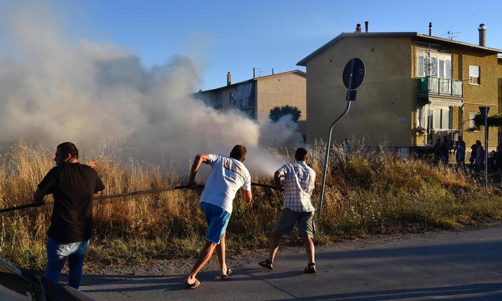 Anche gli abitanti spengono le fiamme