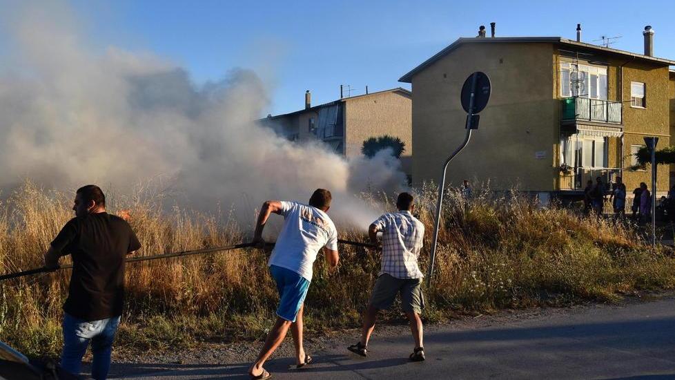 Anche gli abitanti spengono le fiamme