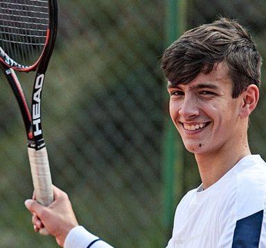 Lorenzo Musetti trionfa agli Open E manda al tappeto Papasidero