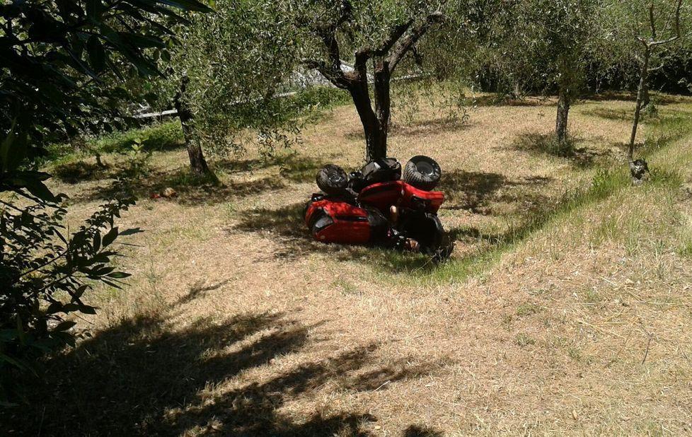 Si ribalta il trattore, muore ex imprenditore 