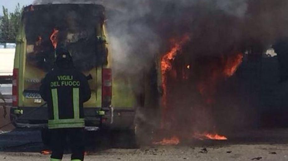 Furgone in fiamme vicino al distributore