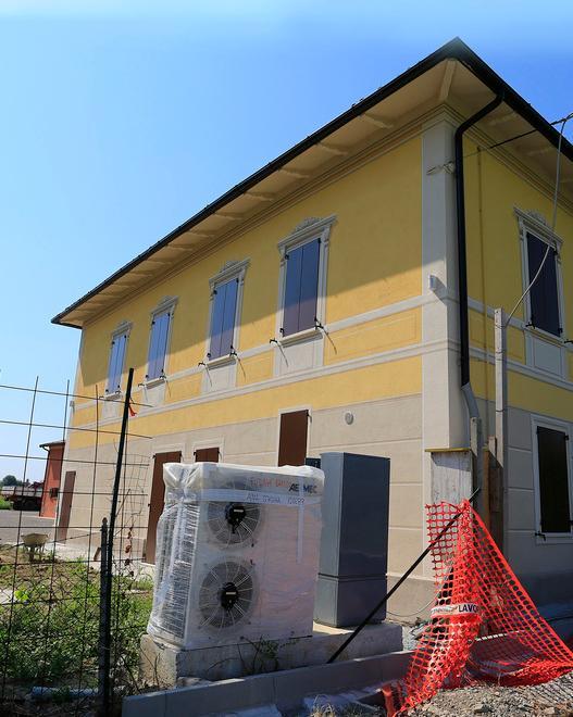 Quattro Ville, rogo nella notte brucia muletto in un cantiere