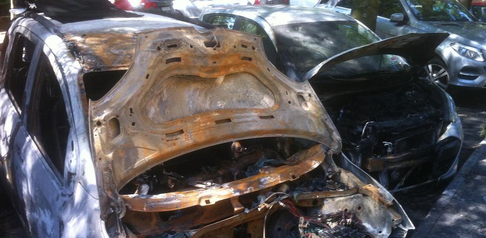 Nella notte 3 auto bruciate Via Vedriani ora ha paura 