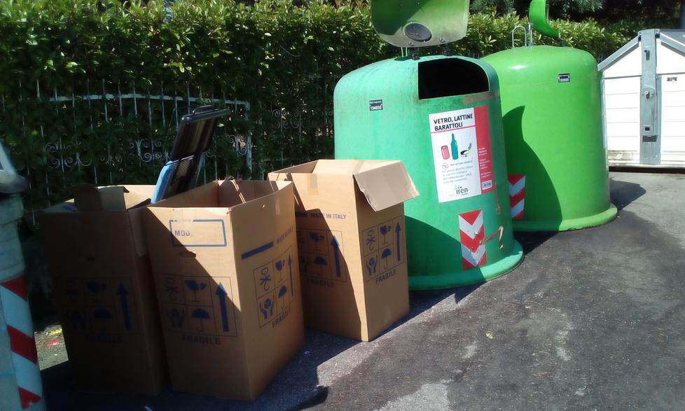 Rifiuti lasciati accanto ai cassonetti