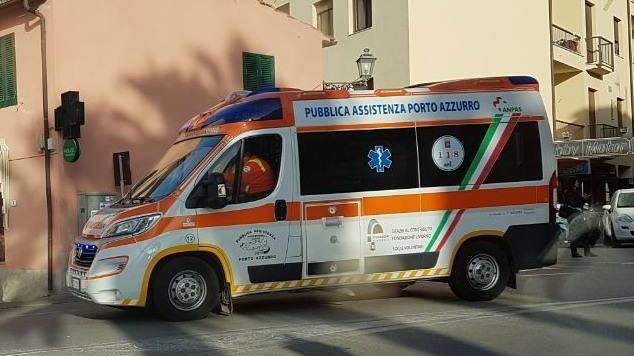 Un mezzo dalla pubblica assistenza di Porto Azzurro (foto d'archivio)
