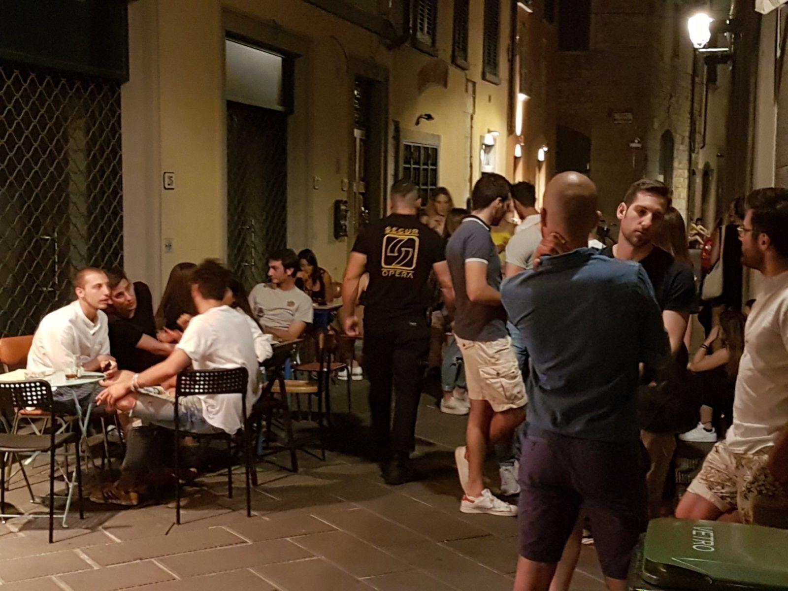 Di spalle con la maglietta nera uno degli steward impegnati nel servizio di controllo