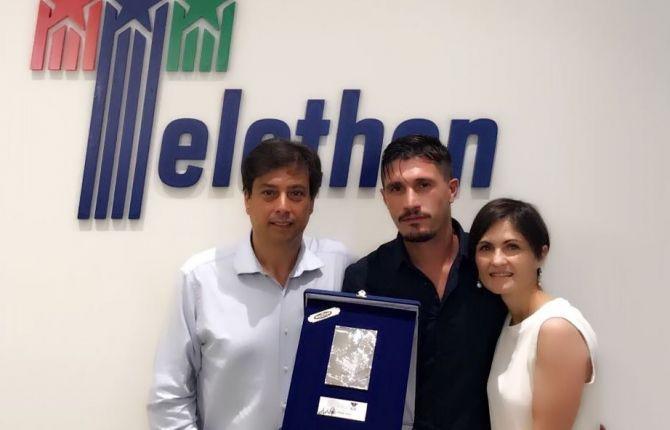 Fabio Pisacane mostra oroglioso il Premio Fair Play Menarini