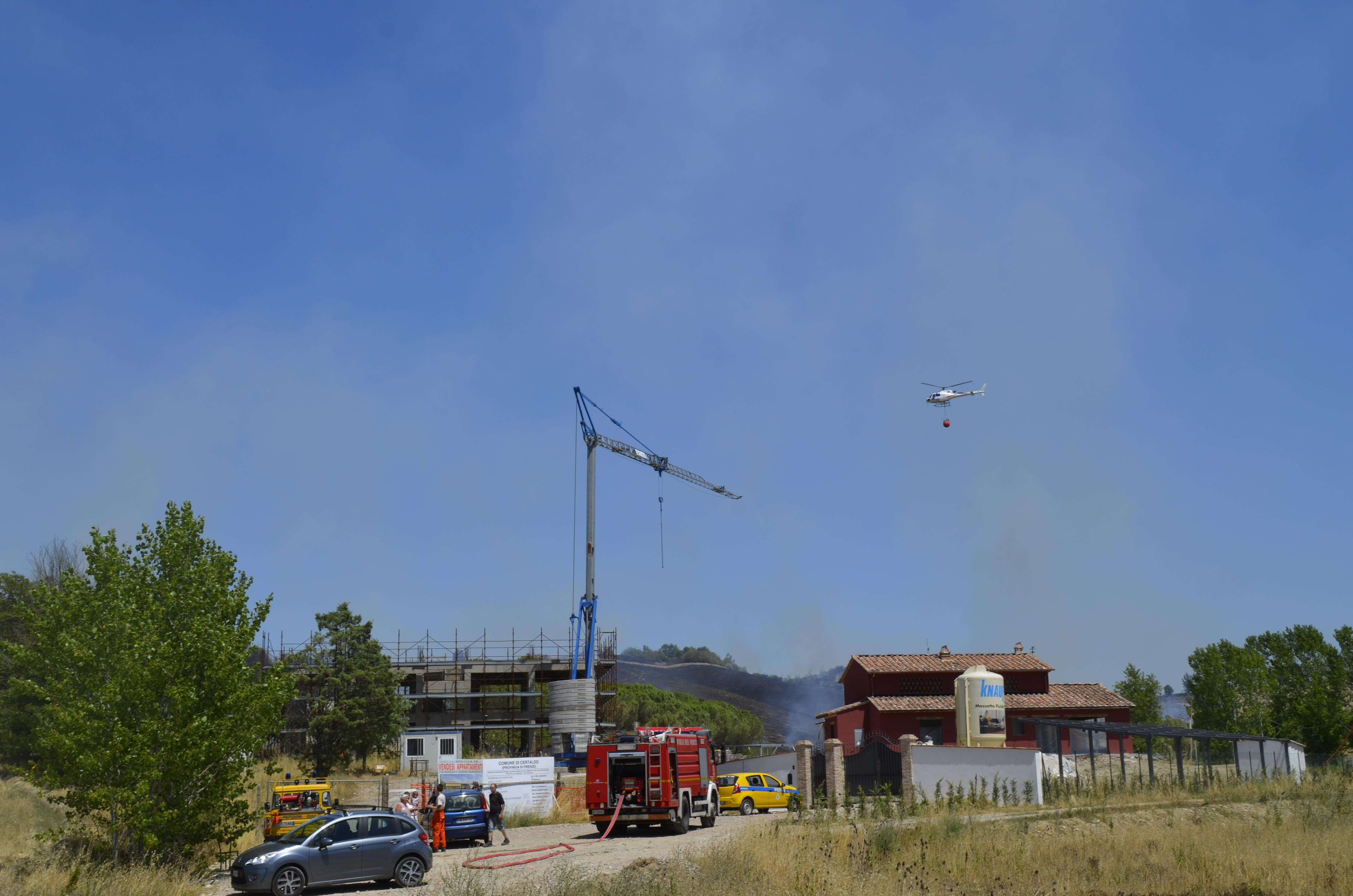 Incendio in Valdelsa, brucia una collina - Video 