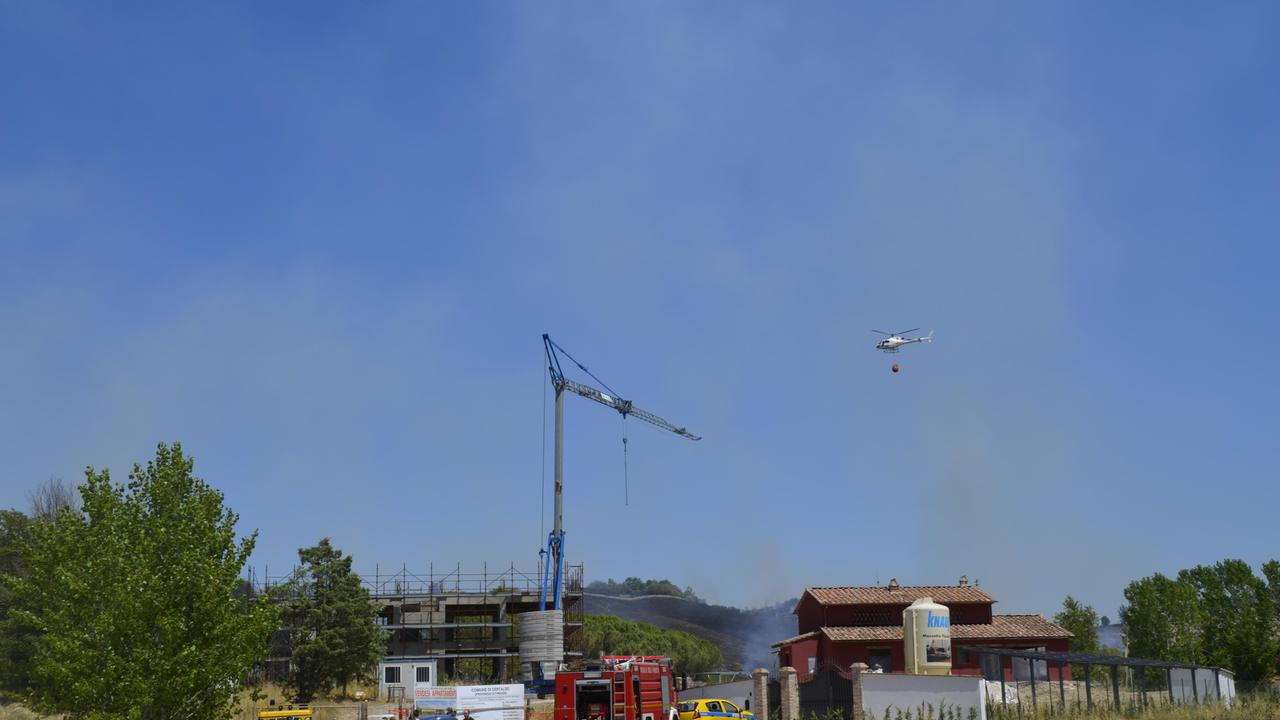 Incendio in Valdelsa, brucia una collina - Video