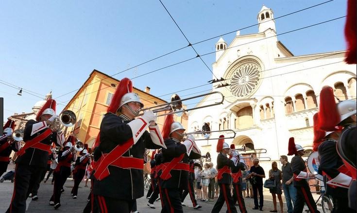 Tornano le marching band, qui in parata davanti al Duomo
