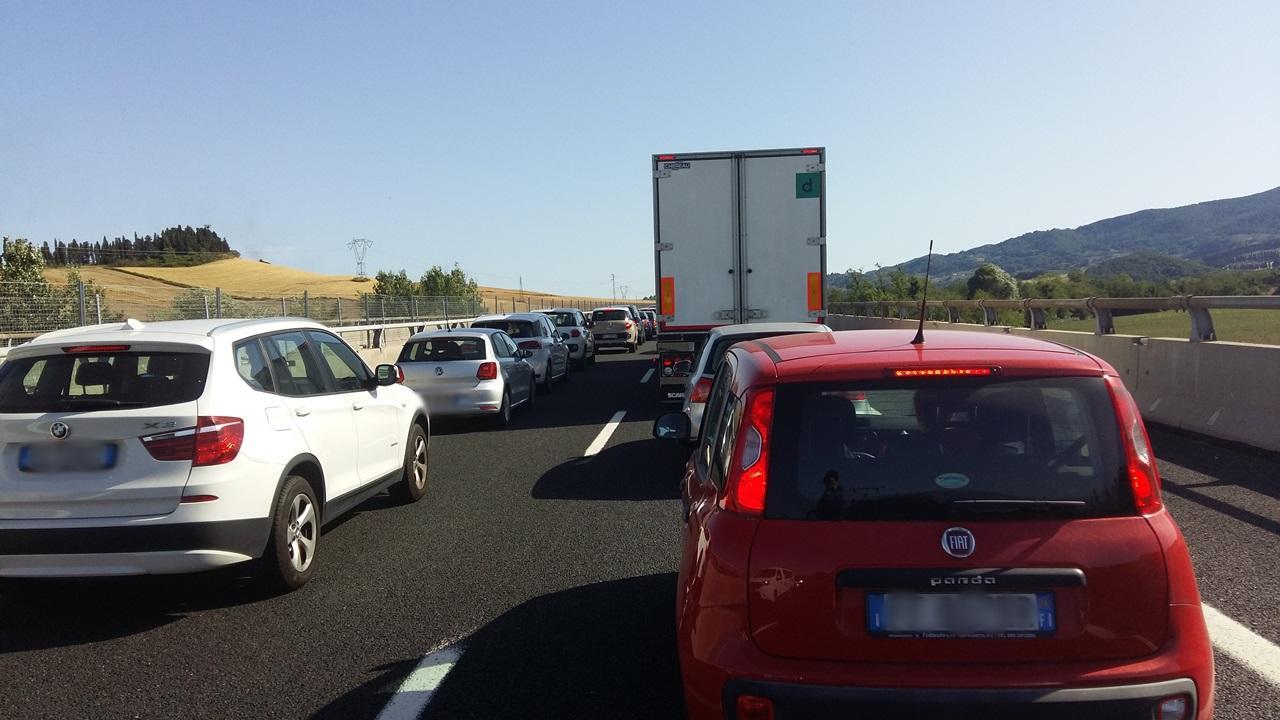 Le auto ferme in fila sull'A12
