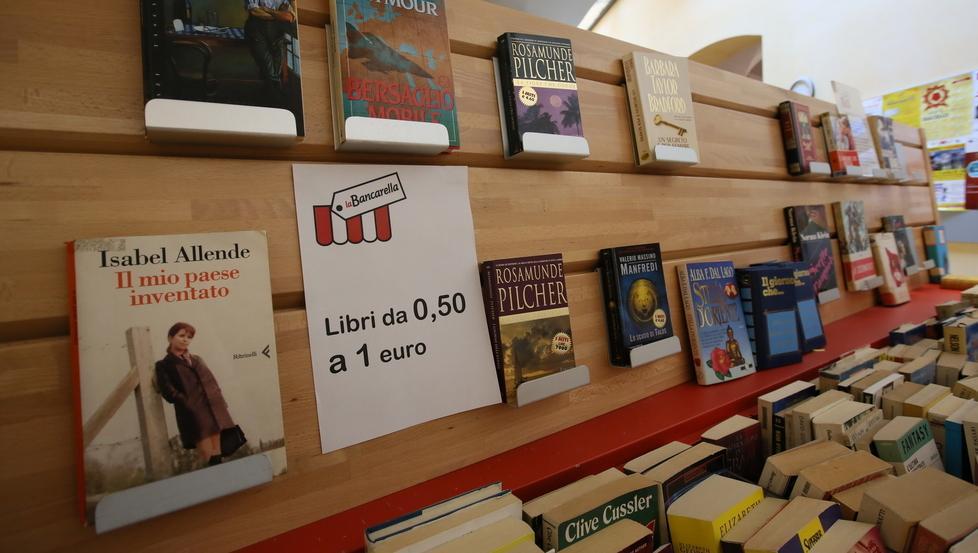 Modena, torna alla Delfini la bancarella dei libri venduti a 50 cent  