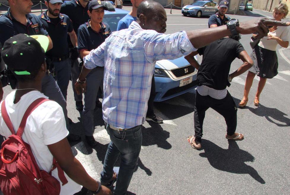 La protesta dei profughi al centro accoglienza di via San Vincenzo