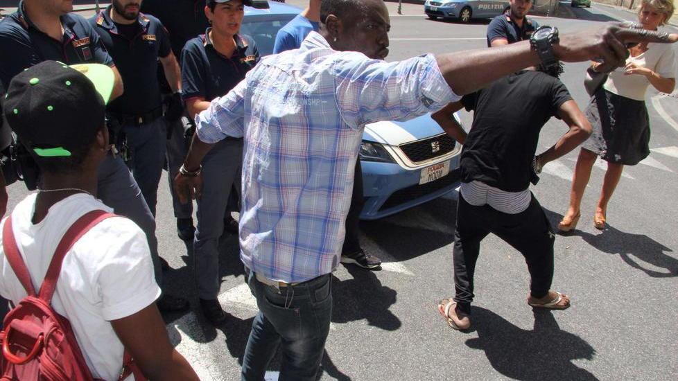 La protesta dei profughi al centro accoglienza di via San Vincenzo