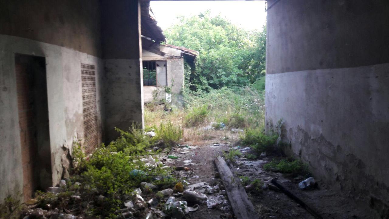 Il degrado in cui versa l’ex carrozzeria in via Fosso Vecchio