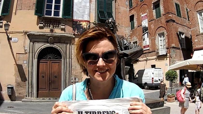 Lucy Lawless in piazza Cittadella con una copia del Tirreno (Foto Alessandro Bientinesi)